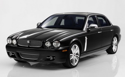 В роскошных автомобилях Jaguar класса люкс превосходно сочетаются изысканный стиль, солидность и современные технологии. 
